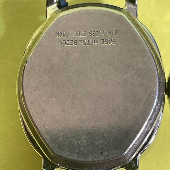 Vintage Timex Dial England Wind-up Analog Women's Watch for Repairs - Picture 2 of 3